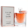 Lancome La Vie Est Belle Iris Absolu 3.4 oz EDP. Sculpted glass bottle with radiant amber liquid, pink bow, and chic rose gold box.
